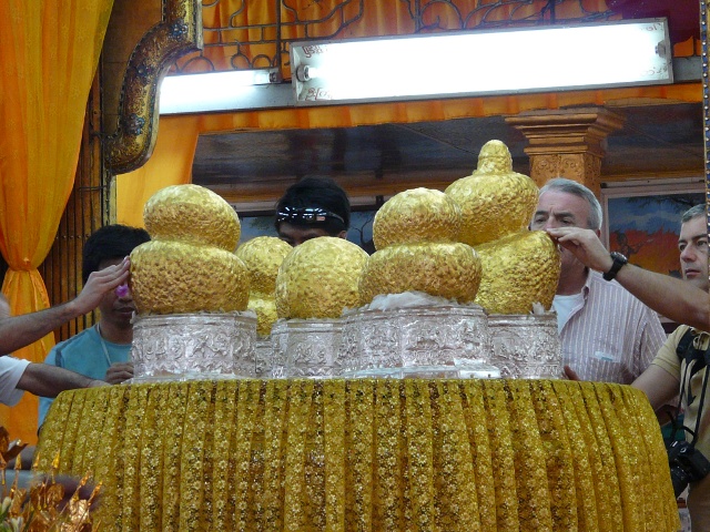 five gold Buddhas